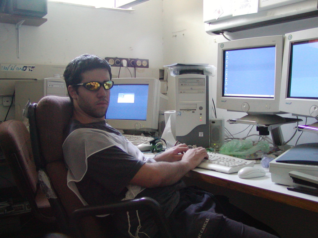 עורך האתר במשרד שלו בזמן הלימודים במכון לב