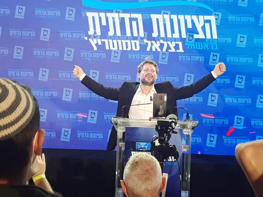 בצלאל סמוטריץ בחגיגות הניצחון באולמי האחוזה במודעין. צילום: ויקי4800, Wikimedia Commons, ברישיון CC BY-SA 4.0.